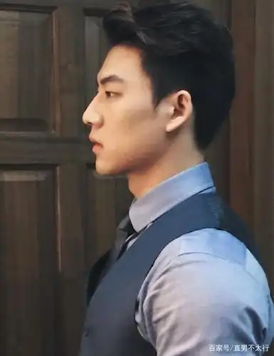 侧颜很帅的正装肌肉型男,这次的高鼻梁帅哥可以吧?