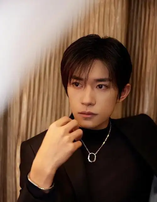 然而,颇为遗憾的是,易烊千玺的粉丝们似乎总执着于强调他的颜值,尤其