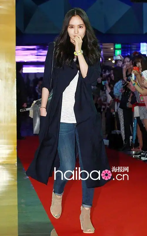 韩佳人身着蓝色长风衣搭配白色t恤与裹身牛仔裤亮相电影《隐秘而伟大