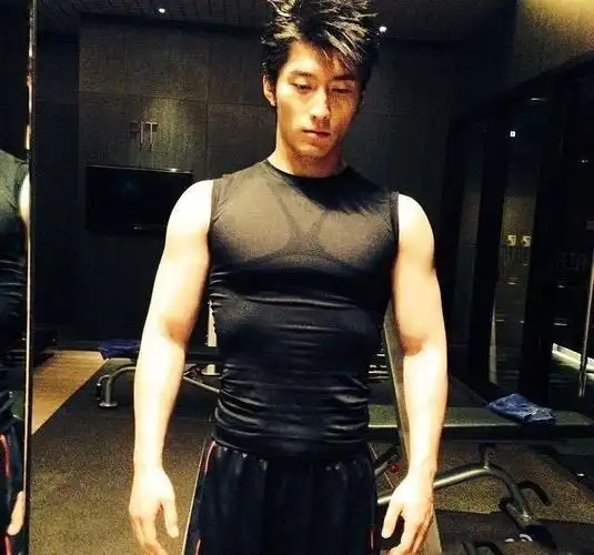 窦骁晒健身照,细腰宽肩,肌肉身材刚刚好