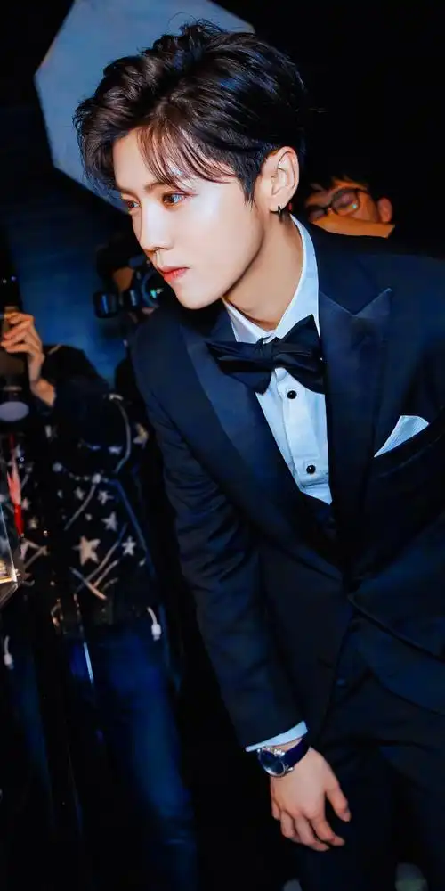 鹿晗霸道总裁既视感