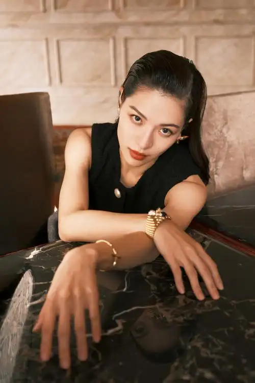 钟楚曦first光影大片钟楚曦出席first青年电影展造型释出