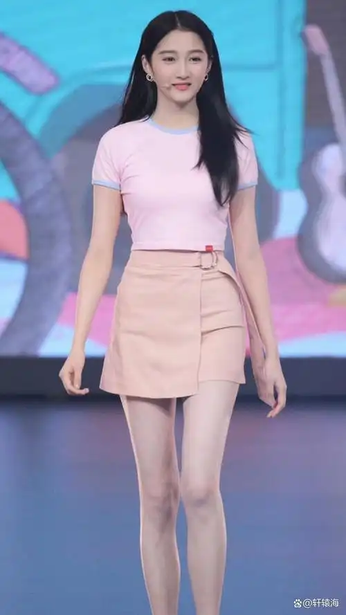 女生可以不漂亮但要有气质学学关晓彤穿搭时尚又大气