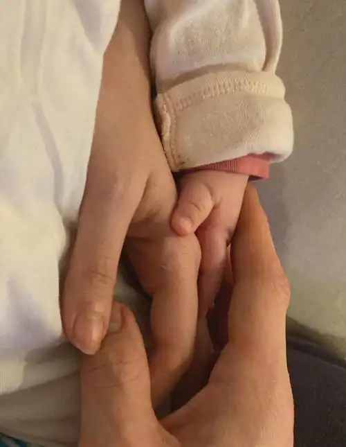 向佐晒一家三口握手照,并透露女儿已经出世100天!