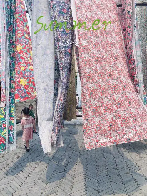 古北水镇永顺染坊和娃在染布下玩捉迷藏