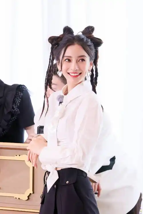 平台分享了一组杨颖的清爽少女感美照,照片中杨颖穿着白色简单上衣