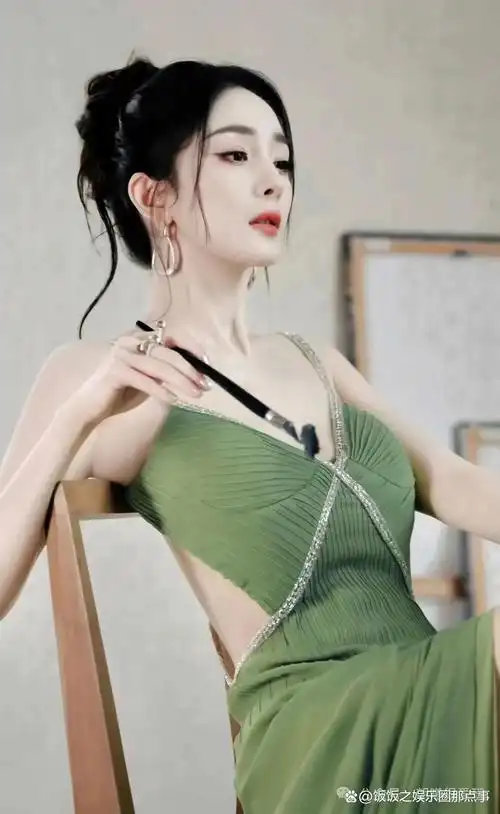 杨幂写真集青丝睡袍展现绝美姿态