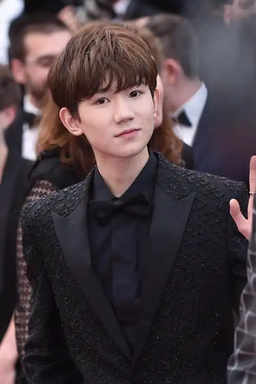 王源亮相第71届戛纳电影节红毯一袭黑衣礼服尽显清俊少年气