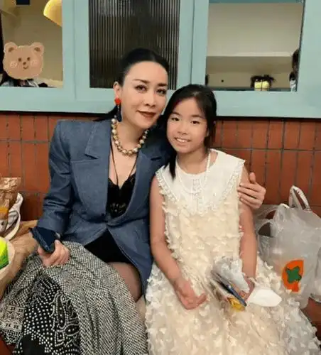 那英并没有退圈,更没有定居英国,暂时消失和女儿有关_那英来_账号