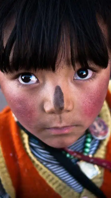 一张图片 一个小孩子穿着红衣服 脸上有高原红 特别土 搞笑图片 急求