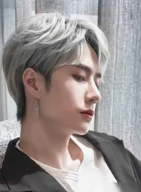 台下低调的王一博唯一代表个性的只有如他七彩祥云般的染发了