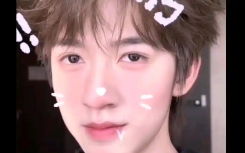 【贺峻霖】可爱宝宝散发魅力