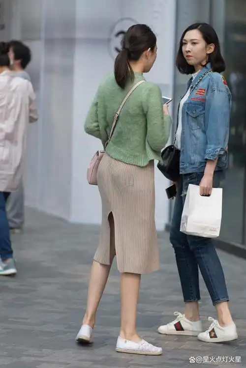 裙子怎么搭配?来看看一些街拍的穿法