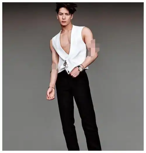 了自己称体重的视频,身高175cm,浑身肌肉的王嘉尔如今居然只有118斤