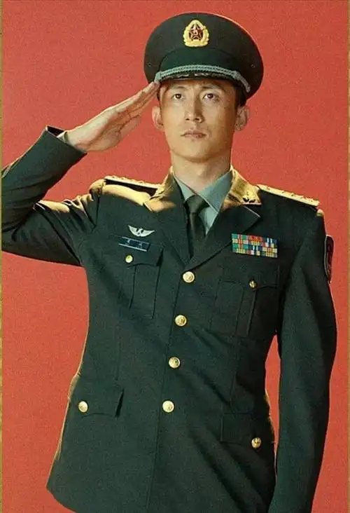 而作为一个在娱乐圈中"服兵役"的男人,黄景瑜拍摄的军旅题材电影电视