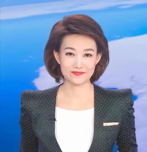有一种长相叫"体制脸",央视国脸李梓萌,美得正气凛然|女主播|新闻联播