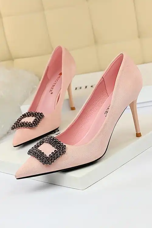 冬季粉色高跟鞋