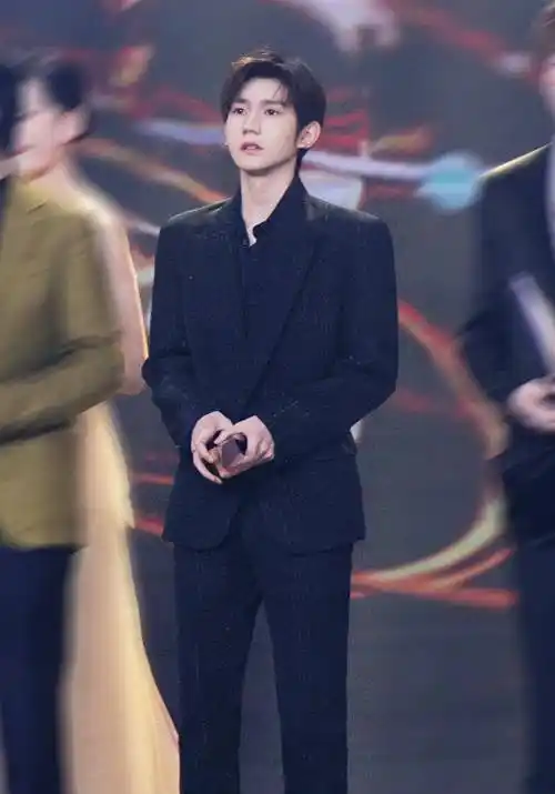 王源豪门贵公子即视感,黑色亮丝条纹西装太精致,女明星成背景板_手机