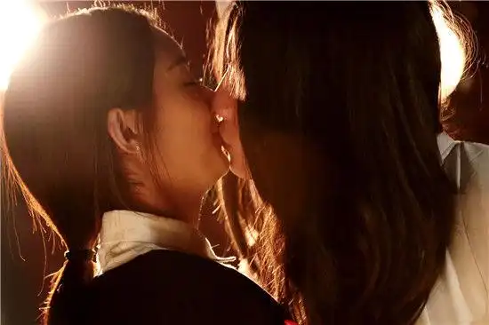 图郑恺强吻赵丽颖图片男神女神真会玩