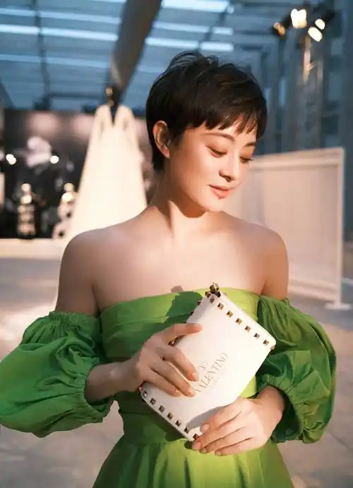 39的娘娘孙俪一身嫩绿色礼服依旧明艳似少女让网友一秒梦回甄嬛传