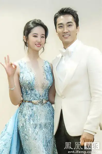 秀恩爱停不下来!刘亦菲曝宋承宪常讲英文冷笑话逗笑