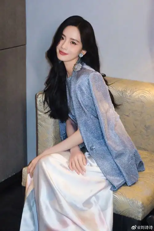 刘诗诗晒照庆37岁生日,身姿曼妙惹人羡,笑容甜美宛如初恋