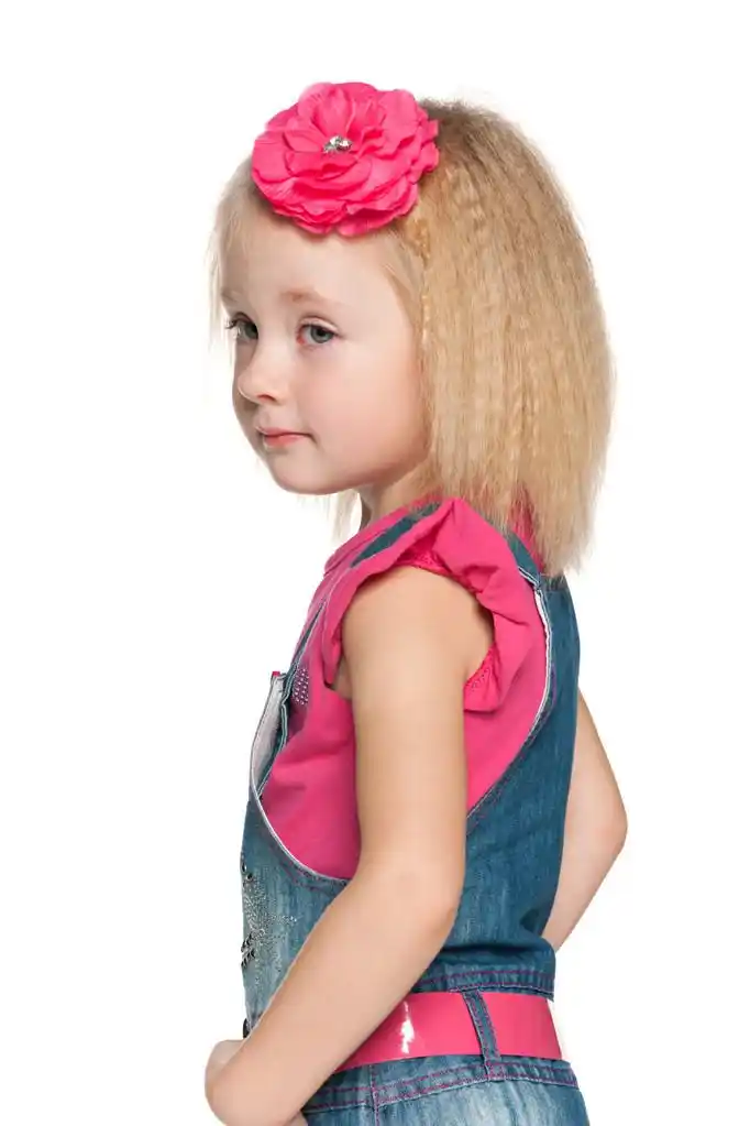 一个忧郁的小女孩的侧面肖像