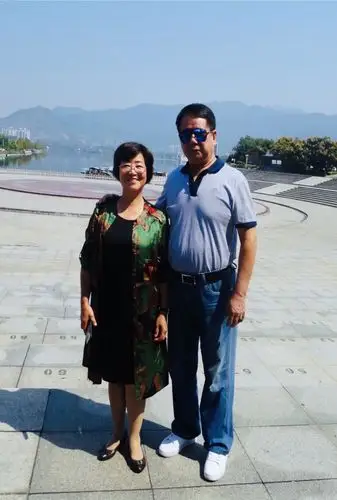 四十八周年同学聚会俩人合影照片