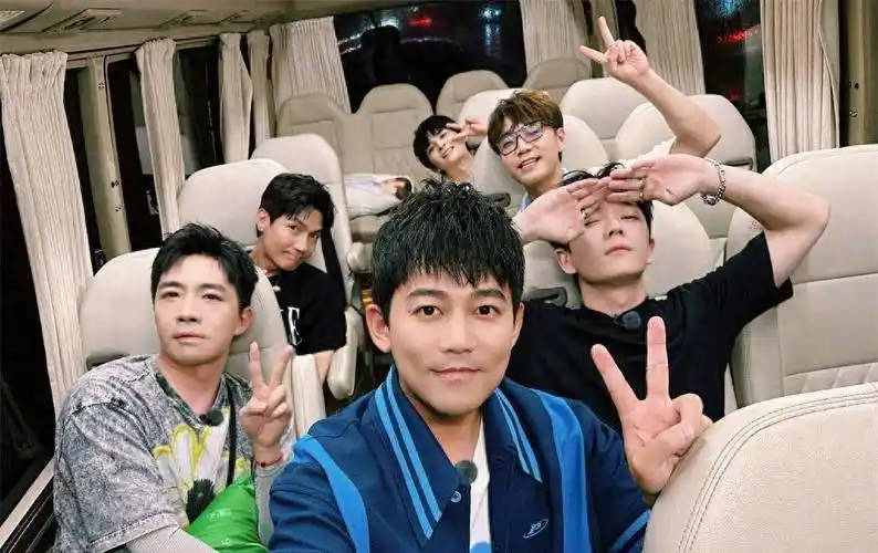 13快男合体开演唱会,未到场兄弟送祝福,网友:混得好的都没来_欧豪