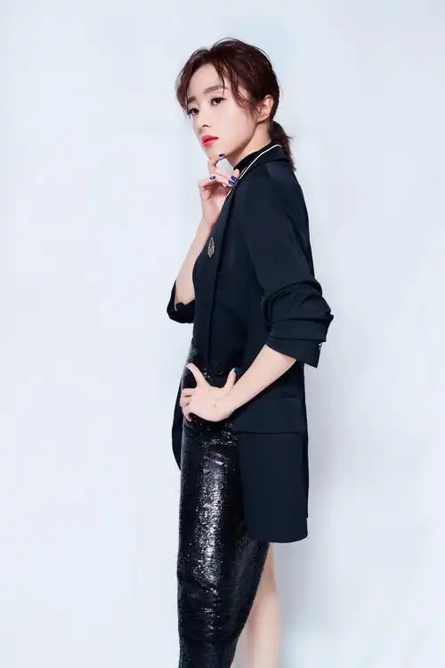 胡冰卿亮相品牌活动 灵气酷girl演绎摇滚范儿