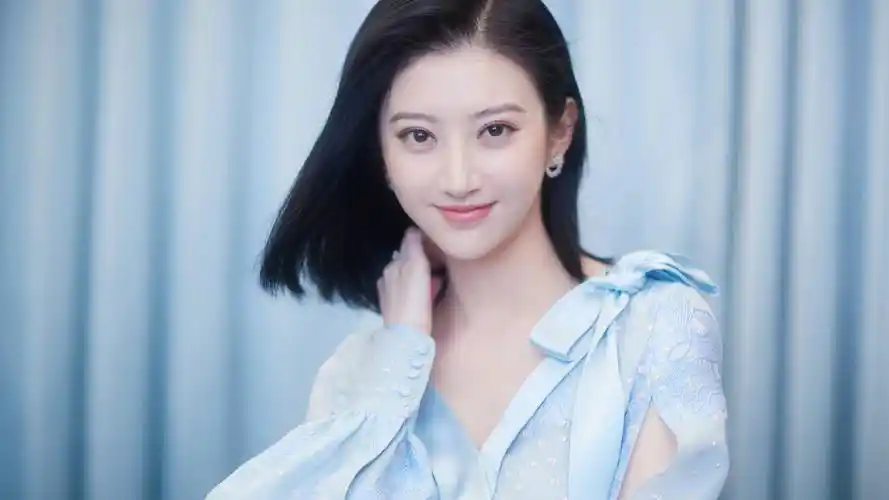 2,景甜刘亦菲最近被狗仔盯得很勤,好几次私人行程都被狗仔蹲拍到了