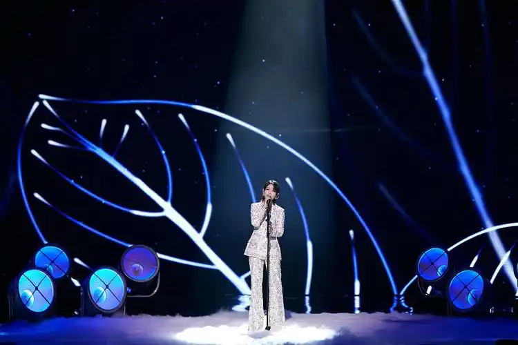 周笔畅亮相央视网络春晚独唱如燕舞台如梦似幻意境动人