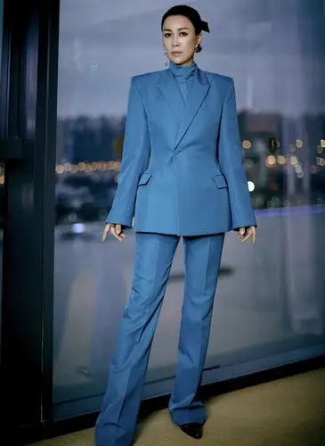 53岁那英真敢穿!穿红色抹胸长裙秀好身材,却不小心暴露小肚腩