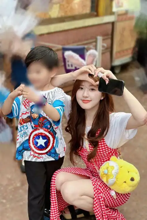 赵露思迪士尼和路人合影##赵露思迪士尼与路人合照
