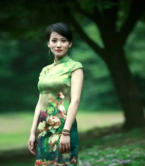 穿中国旗袍着高跟鞋挺胸收腹提臀,能把女子的胸腰臀三围的人体曲线