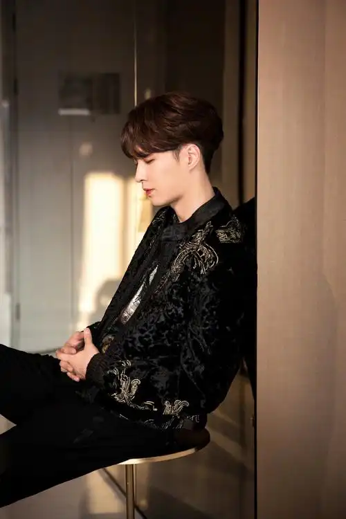 张艺兴亮片西装帅气写真图片312