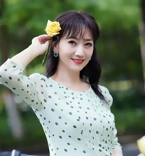 69岁赵雅芝近照曝光,波点裙配黄色玫瑰花,"少女感"满满!插图2