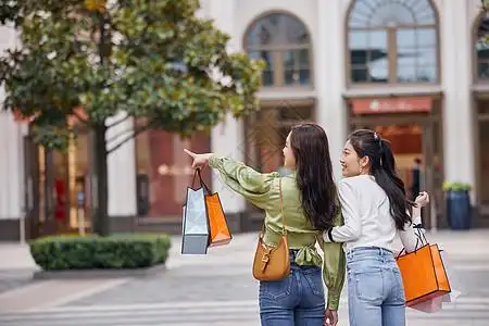 一起逛街的闺蜜背影背景