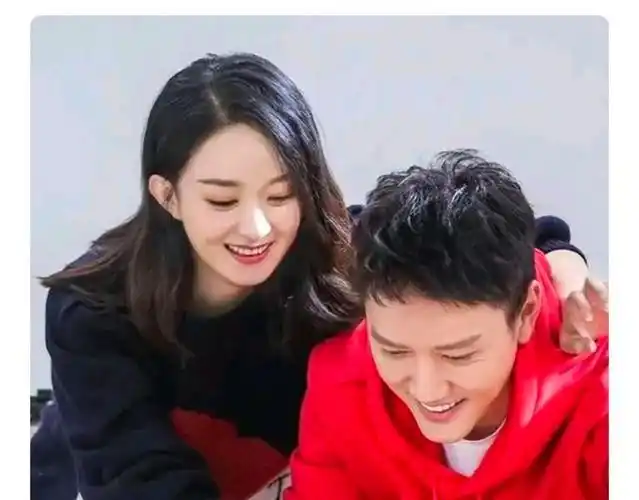 赵丽颖晒合照!儿子想想模仿妈妈劈叉否认怀孕,引发猜测