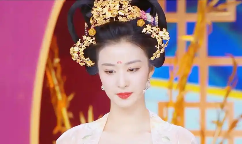 古装的王楚然更有大美女的氛围,而且着古装也更能够彰显她古典的气质