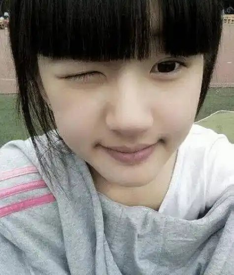 有种"qq女神"叫初中时期的赵露思,齐刘海双眼皮超耐看,难怪风靡qq空间