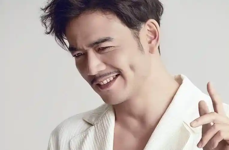 不管是休闲造型还是西装革履,再加上他那颇具特色的胡子,让人看了都很