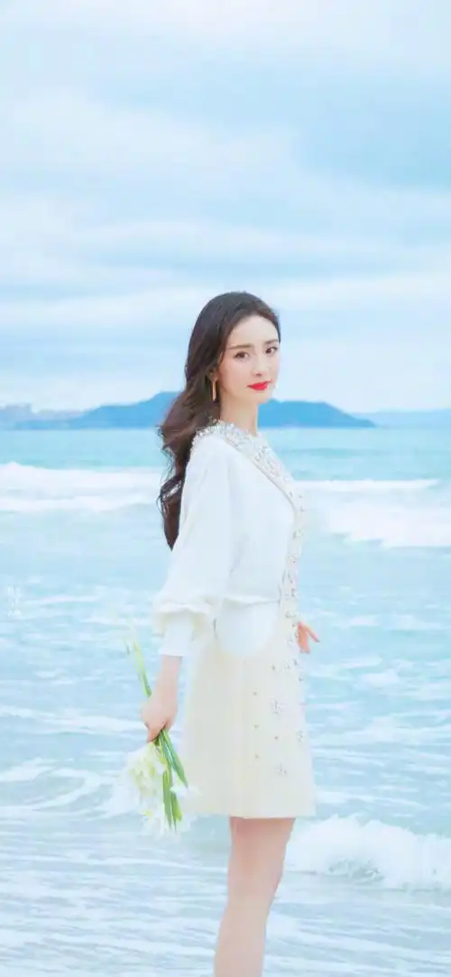 杨幂海边漫步大片