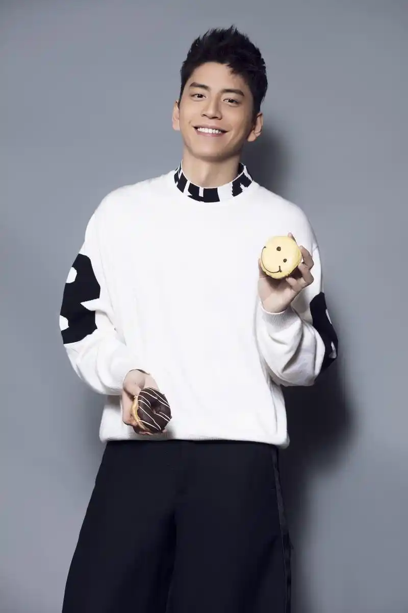 王大陆情人节写真曝光 暖心笑容尽显温柔男友力