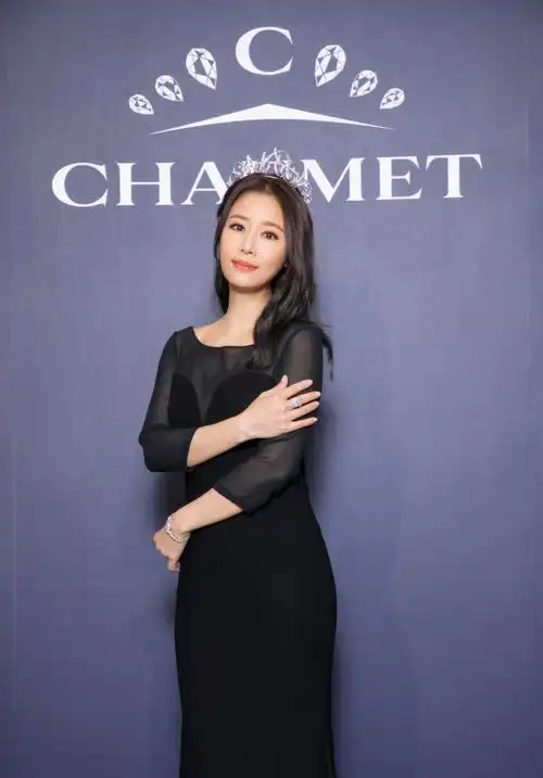 林心如着黑色礼裙优雅贵气 戴钻石皇冠女神范十足