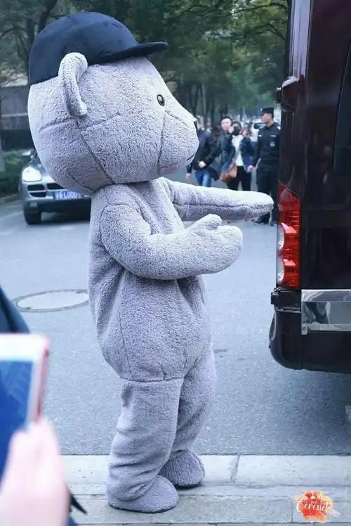 易烊千玺找《放开我北鼻》借熊服?脱掉帽子的一刹那很多人哭了!