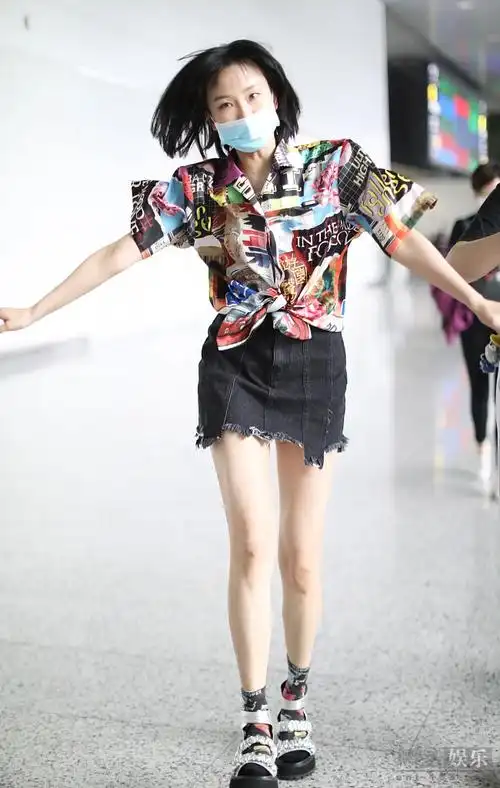 黄龄大张双臂开启放飞模式美腿吸睛