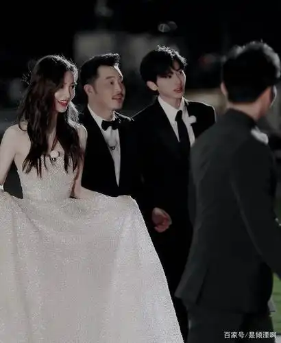 《跑男》路透曝光!蔡徐坤为angelababy提裙摆,粉丝们都惊呆了!