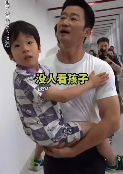 吴京谢楠特种兵式带娃旅游 五天四地累瘫被娃反拍