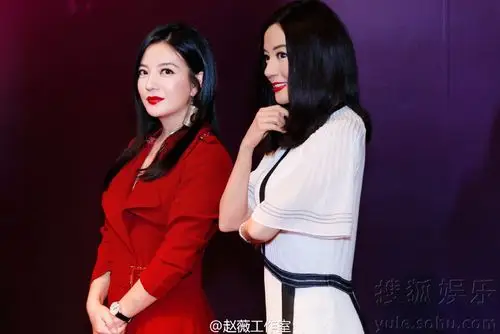 赵薇与蜡像合影.